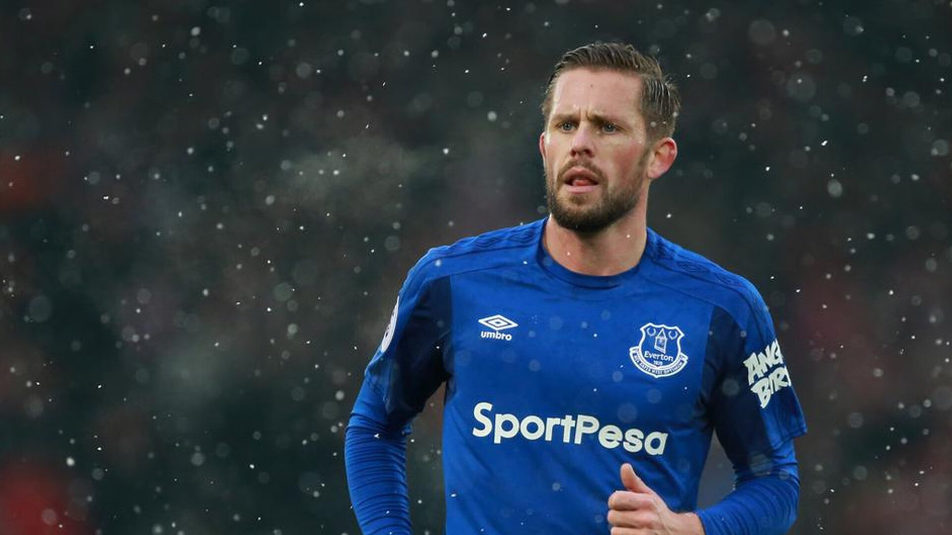 当C罗在沙漠刻下第900球,贝蒂斯在海岸击沉南美巨轮—足球世界的平行史诗